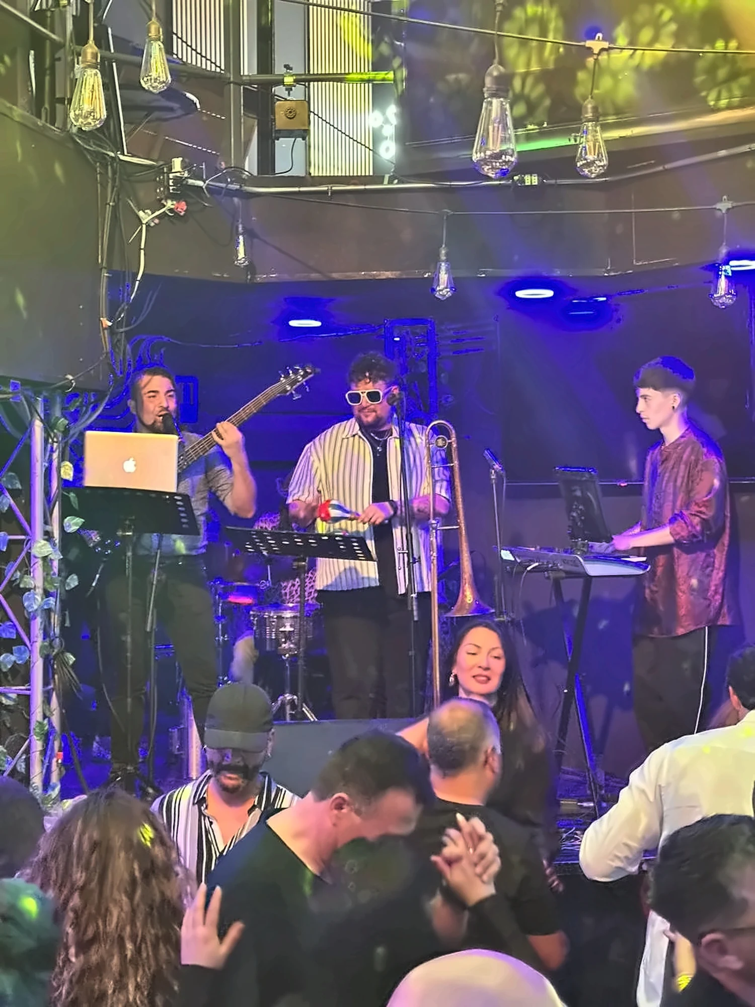 Banda tocando música latina en el escenario de Ipanema