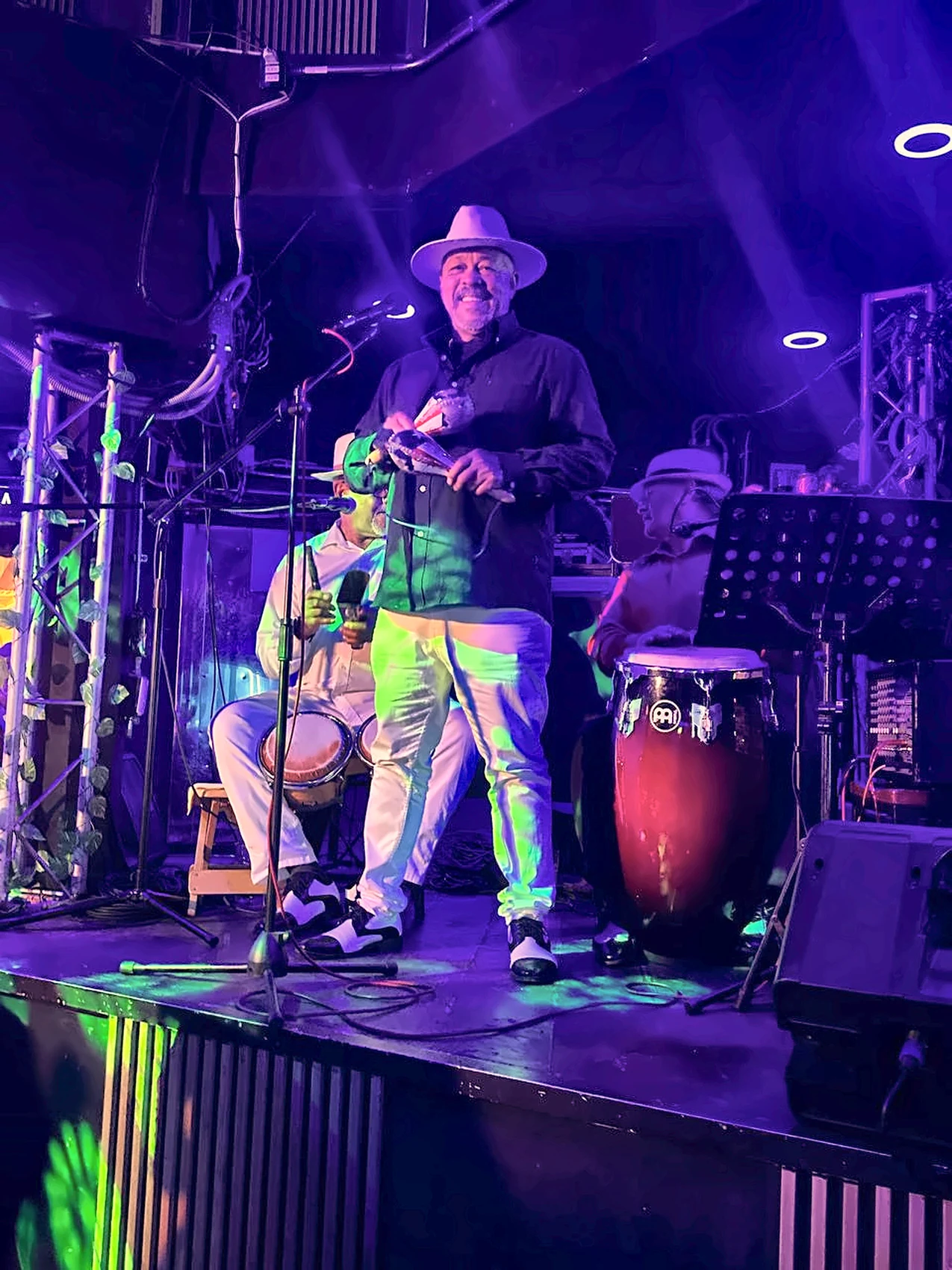 Músico presentándose en Ipanema Club