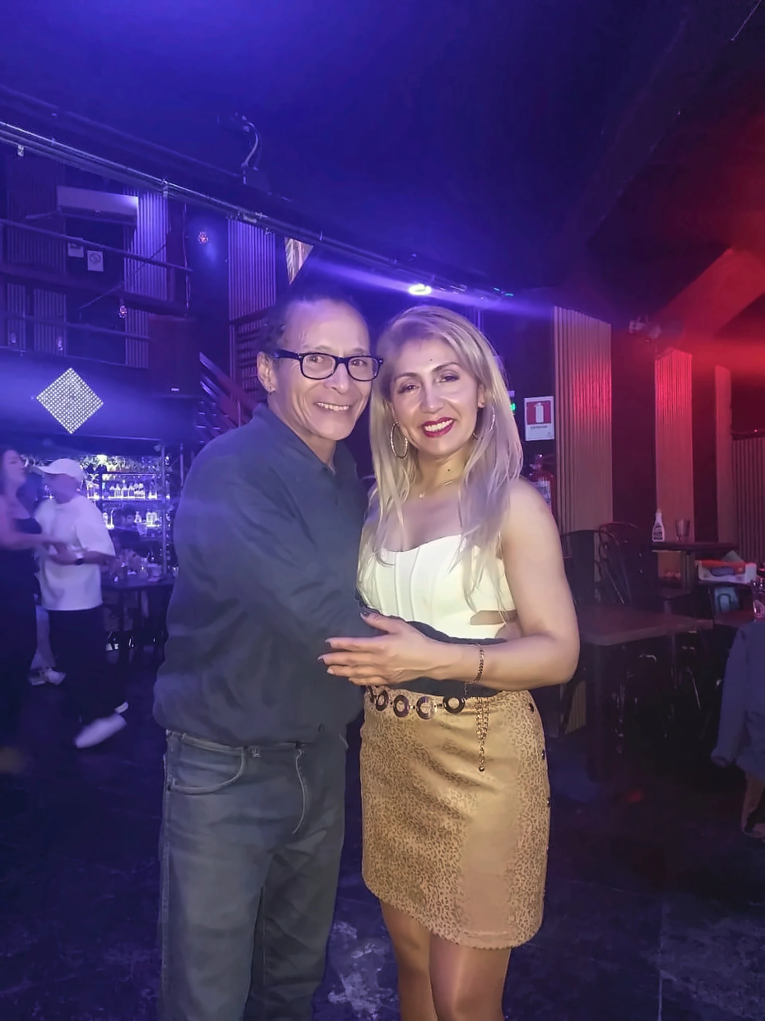 Pareja disfrutando una noche en Ipanema