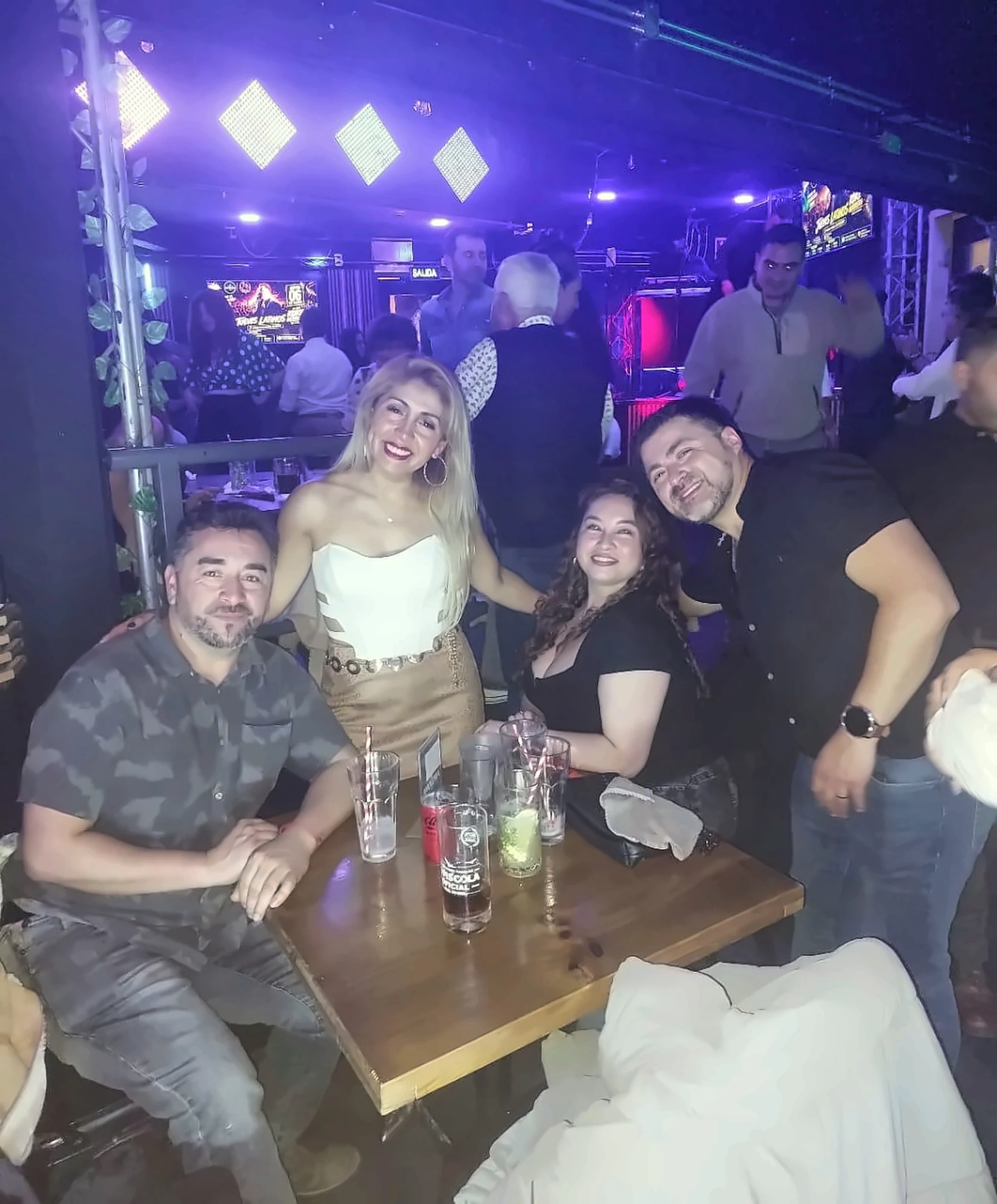 Amigos compartiendo en una mesa en Ipanema