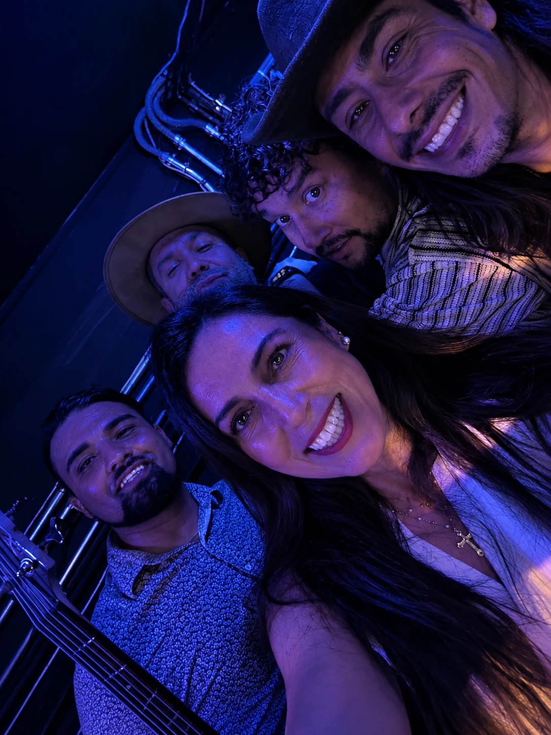 Selfie de amigos durante una noche en Ipanema