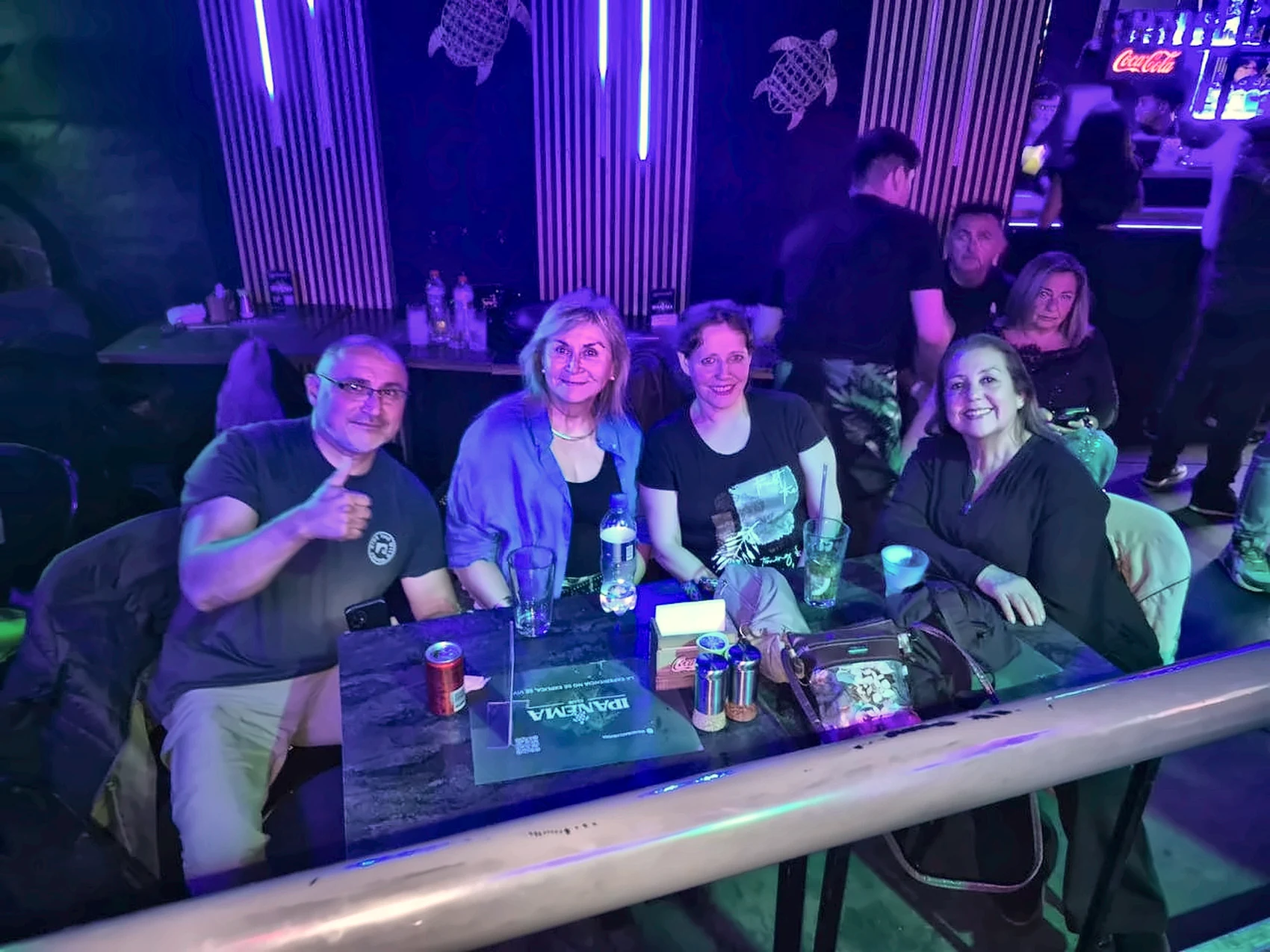 Grupo de amigos compartiendo alrededor de una mesa